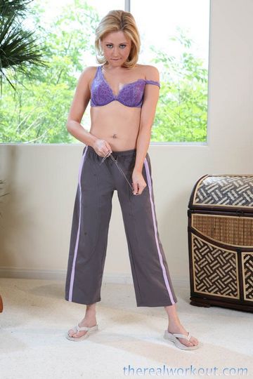 Горячая гибкая модель со свелыми волосами Sindee Jennings со подтянутым туловищем обожает йогу и секс