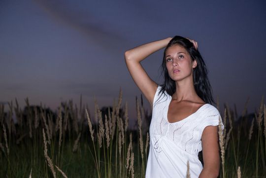 Роскошная модель с темными волосами Katya AC показывает прекрасное голые сиськи